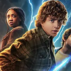 Trójka bohaterów, w tym Percy Jackson, stawia czoła potworom w filmach "Percy Jackson i bogowie olimpijscy".