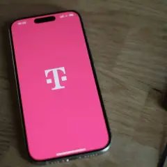 Smartfon z różowym ekranem i logo T-Mobile. Idealny do sprawdzania ofert T-Mobile na kartę, kodów i doładowań.