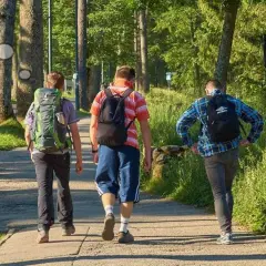 Trzech przyjaciół wyrusza na przygodę, ucząc się, jak zacząć chodzić po górach. Plecaki gotowe, droga przed nimi.