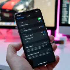 iPhone nie łączy się z Wi-Fi. Na ekranie widoczne są ustawienia sieci, lista dostępnych sieci i komunikat o automatycznym przyłączaniu.