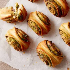 Köstliche Brötchen, perfekt um Pizzateig zu verwerten. Goldbraun gebacken, mit einer würzigen Füllung.