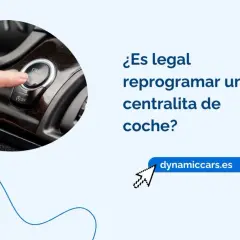 Dedo presionando el botón de arranque de un coche. ¿Es legal reprogramar una centralita de coche?