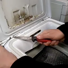 Jak wyjąć bęben z pralki ładowanej od góry Whirlpool bez problemów