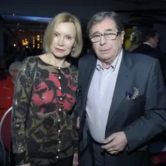 Tadeusz Borowski aktor życie prywatne: Para na evencie. On w garniturze, ona w błyszczącym kardiganie.