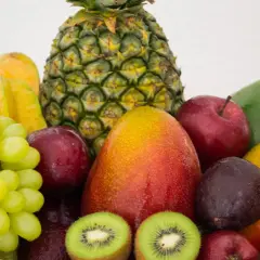 Koszyk pełen owoców: ananas, mango, winogrona, jabłka, śliwki, kiwi, awokado i karambola. Naturalna fruktoza w najlepszym wydaniu.