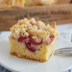 Ein Stück Kirsch-Streuselkuchen auf einem Teller, bereit zum Genießen. Dieses Streuselkuchen Rezept ist ein Klassiker.