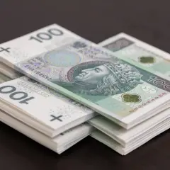Stosy banknotów 100 zł. Taka kwota może być podstawą do wystawienia faktury gotówkowej.