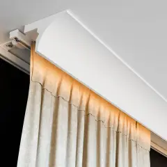 Nowoczesny karnisz podwójny z maskownicą, ukrywający szyny i dodający elegancji wnętrzu.