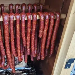 Najlepsze przyprawy do kabanosów, które zmienią ich smak na lepsze