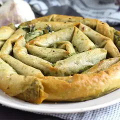 En gyllene, spiralformad burek med spenatfyllning. Ett läckert burek recept att prova!