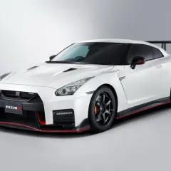 Biały Nissan GT-R Nismo z czerwonymi akcentami. Marzysz o nim? Sprawdź nissan gtr cena!