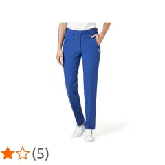 Damenhose in leuchtendem Blau mit Reißverschlusstaschen und weißen Sneakern.