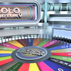 Kolorowe koło fortuny w nowoczesnym studiu telewizyjnym.