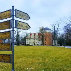 Zamek Topacz: drogowskaz wskazuje drogę do muzeum, oficyny, sali balowej, kolumnowej i kominkowej. Atrakcje czekają!