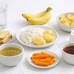 Brodo, riso, patate, carote, banane, pane tostato, yogurt e tè: ecco cosa mangiare in caso di virus intestinale per un recupero delicato.