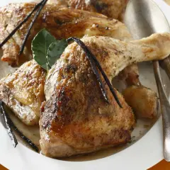 Cuisses de chapon dorées, nappées d'une sauce savoureuse, garnies de gousses de vanille et de feuilles de laurier. Une invitation à découvrir la recette de cuisses de chapon en sauce.