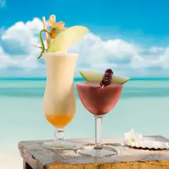 Dwa tropikalne drinki na plaży, idealne na upalny dzień. Pomyśl o nich jak o inspiracji do stworzenia własnego malibu drink przepis.