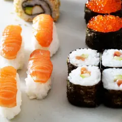 Frisches Sushi-Rezept: Nigiri mit Lachs, Maki-Rollen mit Lachs und Gurke, und Ikura-Gunkan.