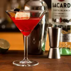 Z czym pić Bacardi Malinowe? Odkryj najlepsze drinki i połączenia