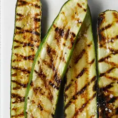 Courgettes grillées au barbecue, légèrement salées, parfaites après une marinade savoureuse.