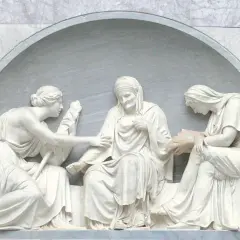 Rzeźba przedstawia trzy kobiety w antycznych szatach, symbolizujące fatum. Jedna z nich trzyma księgę, druga wyciąga rękę, a trzecia pochyla się nad czymś.