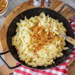 Herzhafte Käsespätzle mit knusprigen Röstzwiebeln, ein Genuss für schnelle Gerichte.