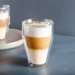 Dwa warstwowe latte macchiato w szklankach z podwójnymi ściankami, idealne na spokojny poranek.