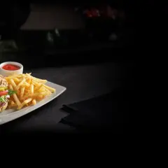 Pyszny, wegetariański konkret burger z Orlenu, podany z chrupiącymi frytkami i ketchupem. Idealny na szybki posiłek.