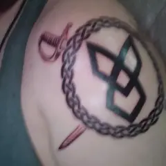 Tatuaże wikingów na ramieniu: pleciony łańcuch, miecz i symbol.