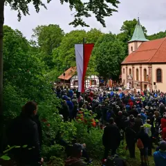 Große Menschenmenge versammelt sich vor einer Kirche zu einem Gottesdienst an Himmelfahrt 26. Mai.