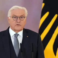 Bundespräsident Steinmeier spricht vor der deutschen Flagge. Ob das Volk neuwahlen verlangen kann, ist eine wichtige Frage für die Demokratie.