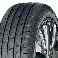 Opona Nexen na błyszczącej feldze. Producent opon Nexen gwarantuje jakość i bezpieczeństwo.