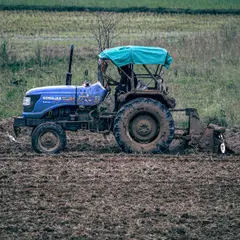 Ciągniki dla gospodarstw 5 ha - jak wybrać idealny model?