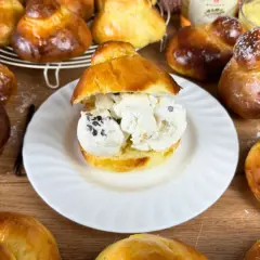 Brioche col tuppo ripiene di gelato, un classico della ricetta siciliana.