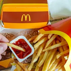 Frytek z McDonald's zanurzanych w keczupie. McDouble kcal to tylko dodatek do tej pysznej przekąski.
