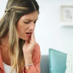 Jak stosować olejek goździkowy na dziąsła, aby uniknąć bólu?