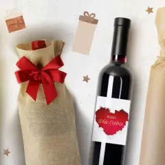 Eleganckie sposoby, jak zapakować butelkę wina na prezent ślubny: w granatowym woreczku, jutowym z czerwoną kokardą lub w papier ozdobny.