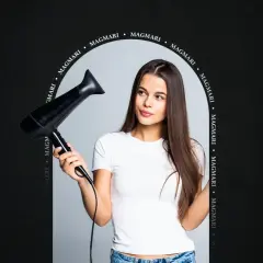 Młoda kobieta z długimi brązowymi włosami trzyma suszarkę, zastanawiając się, jak suszyć włosy.