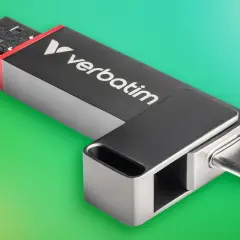 Verbatim USB-Stick mit USB-A und USB-C Anschluss. Ein moderner Speicher für deine Daten, der an jeden Computer passt.