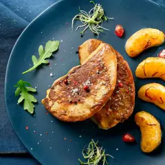 Escalopes de foie gras poêlées, garnies de fruits et pousses. Une recette simple pour sublimer votre foie gras surgelé.