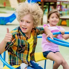Czy Twoje dziecko szuka wrażeń? Zrozum i wspieraj jego rozwój