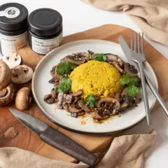 Veganes Pilzgericht mit gelbem Reis, garniert mit Koriander. Perfekt für Pilz Rezepte vegan.