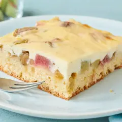 Ein Stück Rhabarberkuchen mit Pudding, saftig und lecker, wartet auf dich.
