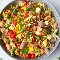 Bunter Nudelsalat mit Mozzarella, Tomaten, Oliven und getrockneten Tomaten – perfekte Beilagen für Grillen Ideen.