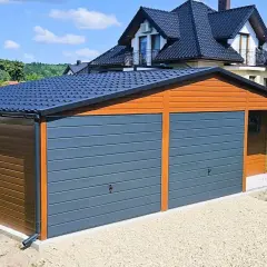 Dwustanowiskowa brama garażowa, wymiary dopasowane do nowoczesnego domu.