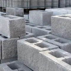 Stos bloczków fundamentowych. Zastanawiasz się, jak obliczyć ilość bloczków fundamentowych? Tu znajdziesz odpowiedź.