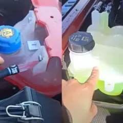 Dos depósitos de líquido refrigerante de cotxe, uno con líquido rosa y otro con líquido verde brillante.