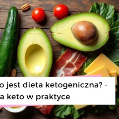Składniki diety keto: awokado, ogórek, pomidory, boczek, ser, orzechy i liście. Zasady diety keto w praktyce.
