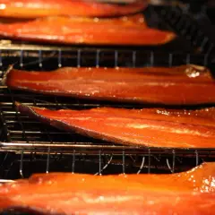 Filets de saumon brillants, prêts pour la cuisson, avec une belle couleur orangée. Une délicieuse marinade saumon bbq en préparation.