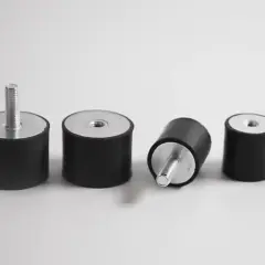 Cinco silentblocks de coche, algunos con tornillo, otros con rosca. Un silentblock roto, listo para ser reemplazado.